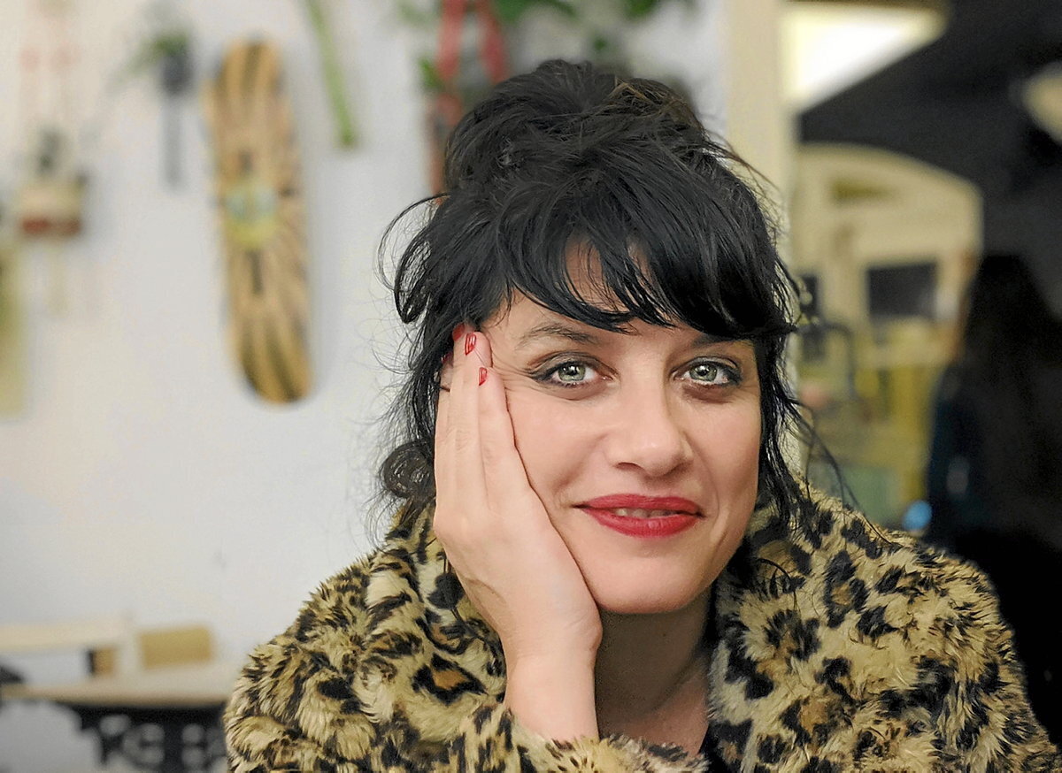 Ainhoa Resano, fotógrafa y autora del proyecto en uno de los locales del barrio.