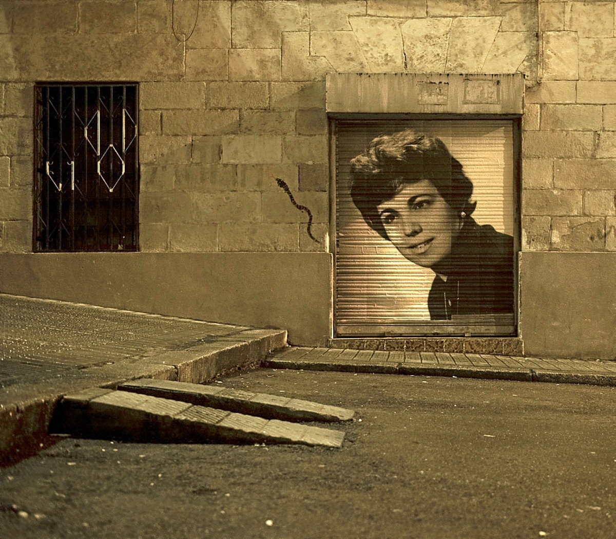 Utilizando la calle como soporte, instalación de fotografías en lonjas en desuso del barrio.