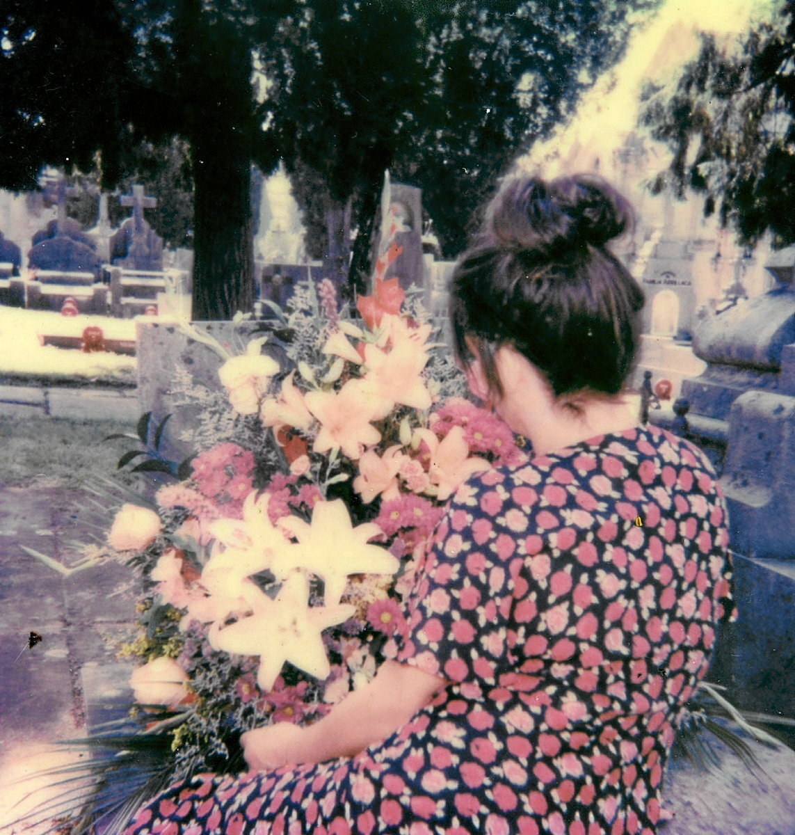 Ainhoa en el entierro de Puri, su vecina, la primera mujer en contarle su álbum, y la historia detonante del proyecto.