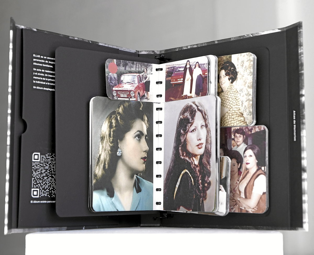 Interior del libro «ELLAS», compuesto por fotografías que pueden intercambiarse acompañadas de una pieza sonora en el que se las puede escuchar.