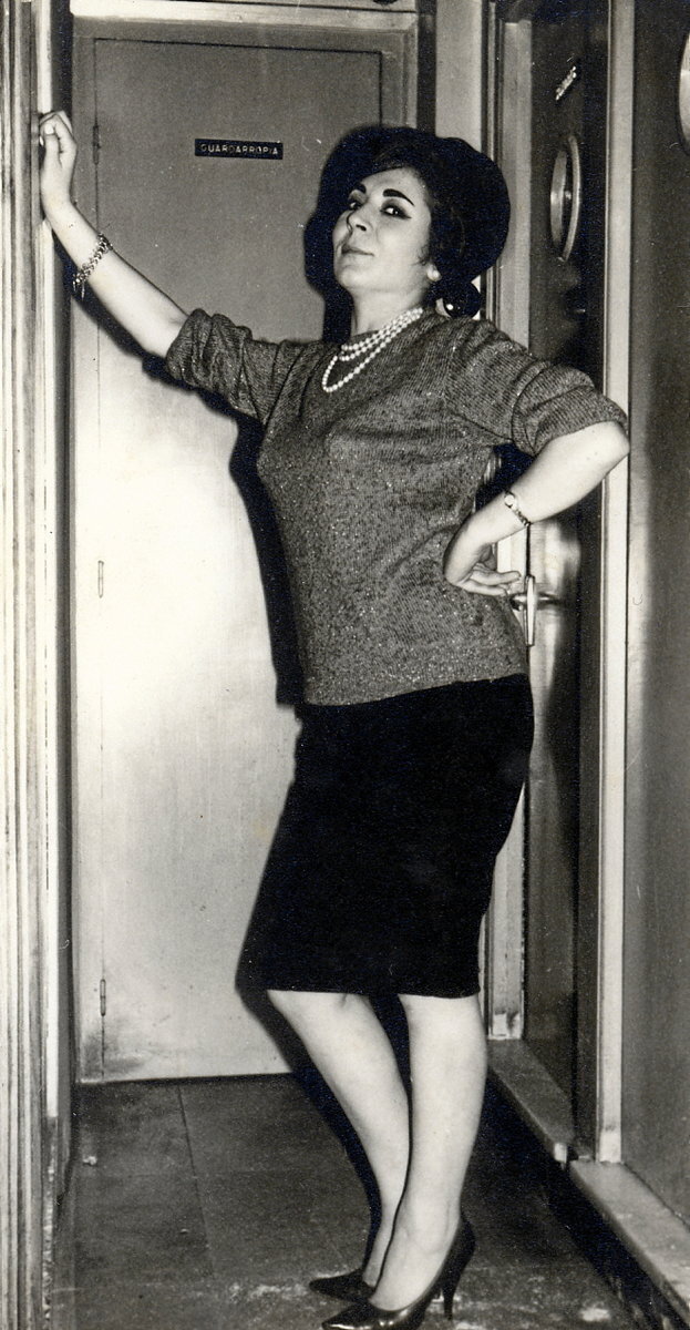 Fotografías intervenidas «Las desechadas». La pose: el álbum familiar contiene la versión privada de la construcción pública del género.