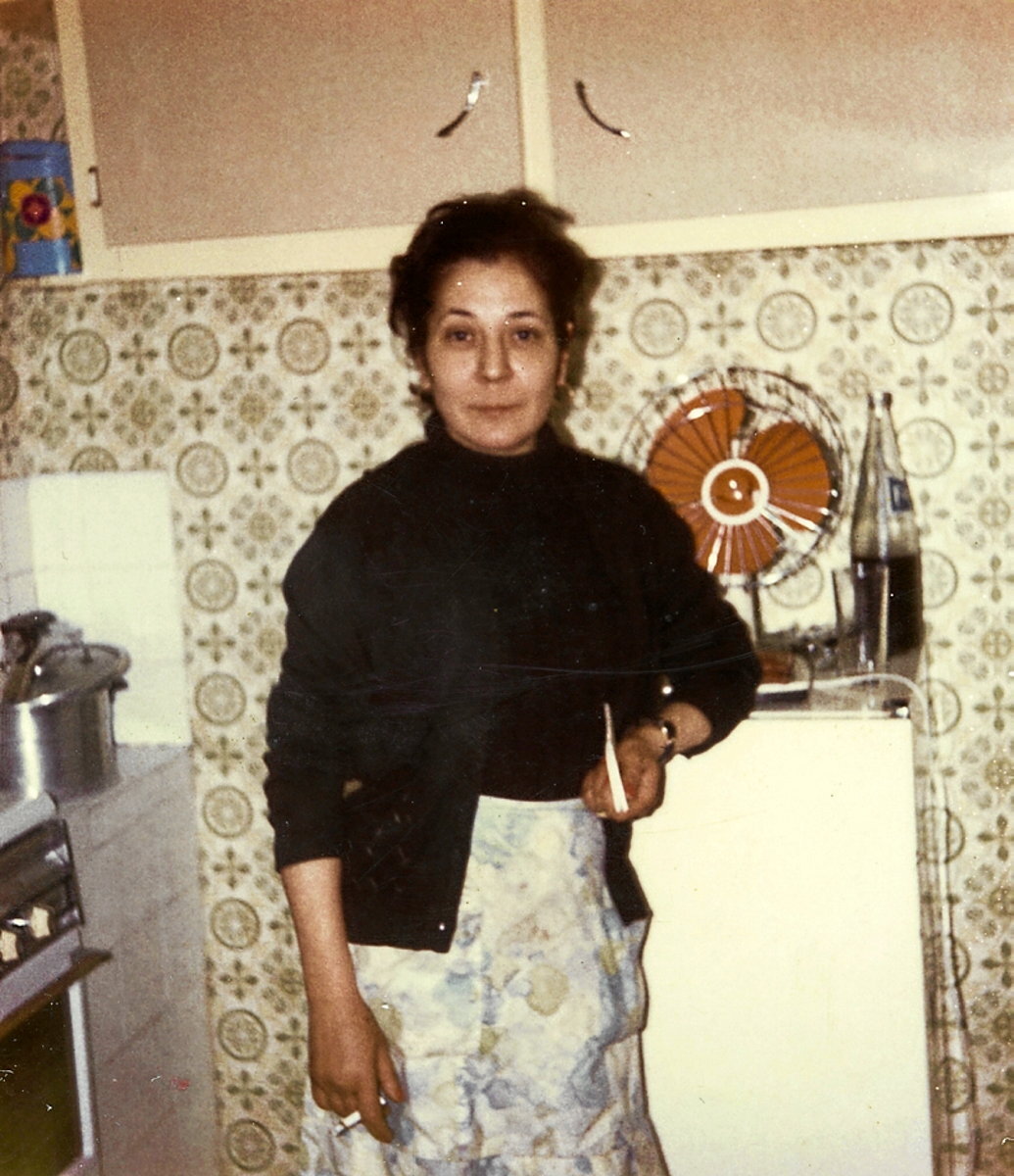 Fotografías del archivo «ELLAS» y momentos de encuentro en las casas de las mujeres mientras cuentan su álbum.