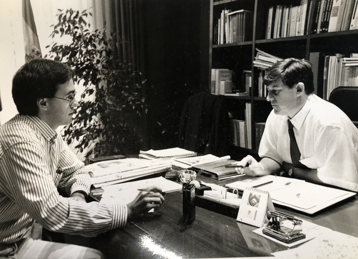 Un momento de la entrevista realizada por el periodista Joseba Salbador al gobernador civil de Gipuzkoa, Juan María Jáuregui, en su despacho.