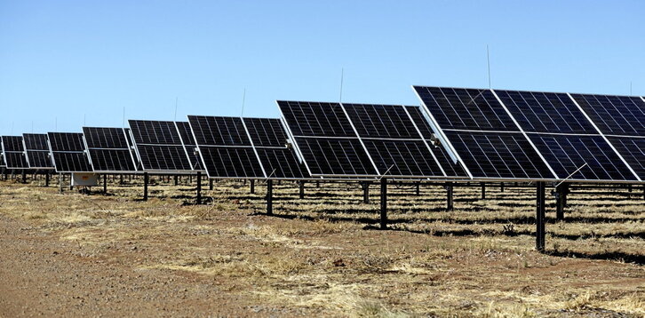 Eguzki panelez osatutako energia parke baten artxiboko argazkia.