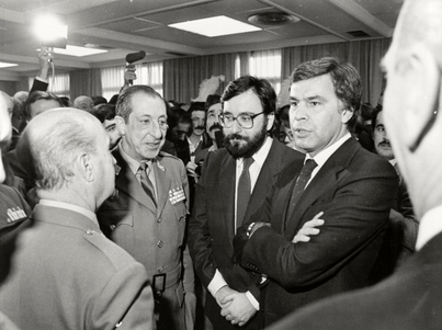 Felipe Gonzalez eta Narcis Serra, Defentsa ministroa, eta Alvaro Lacalle, Defentsako Estatu Nagusiko Buruen Batzordeko burua.