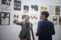 Peio Aguirre erakusketaren komisarioa, ezkerrean, eta Mikel Chilida Chillida Lekuko Garapen Zuzendaria.