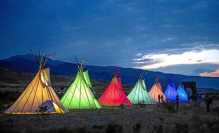 Parte-hartzaile askok tipietan hartzen dute “ostatu”. (Jonathan Newton/Getty Images)