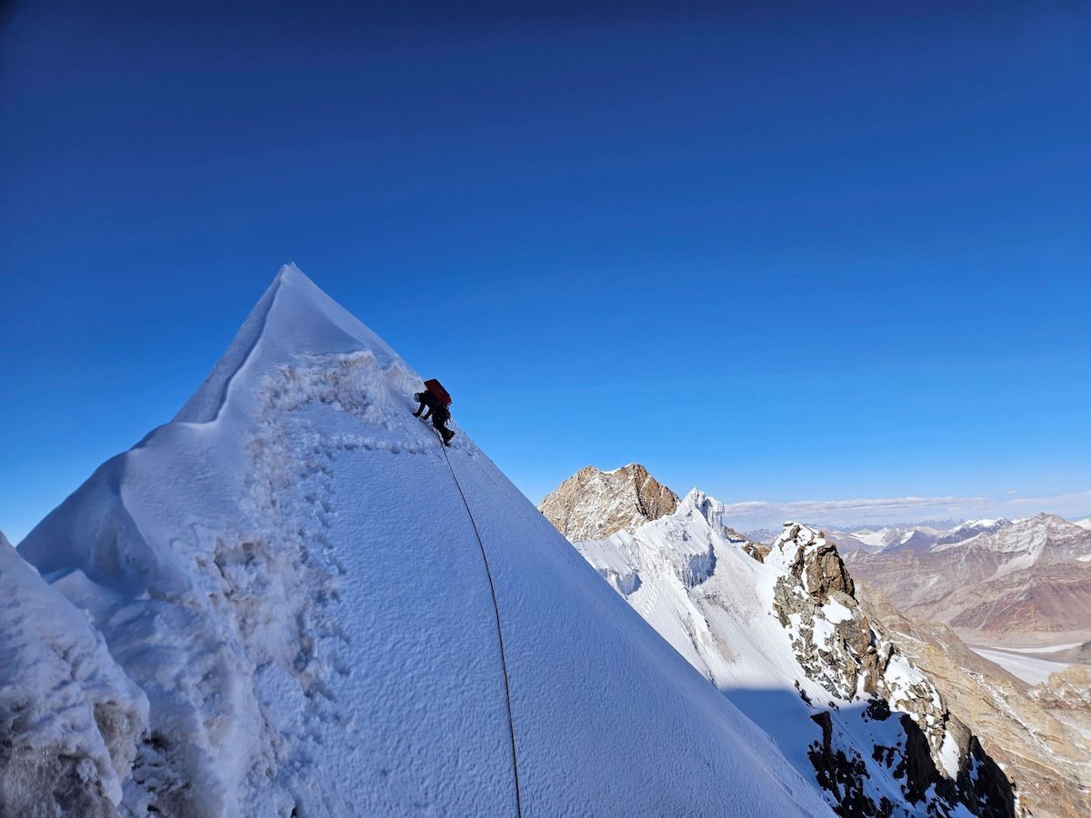 Alpinistek ekialdeko ertza aukeratu zuten seimilakoa igotzeko. (Patricija VERDEV)