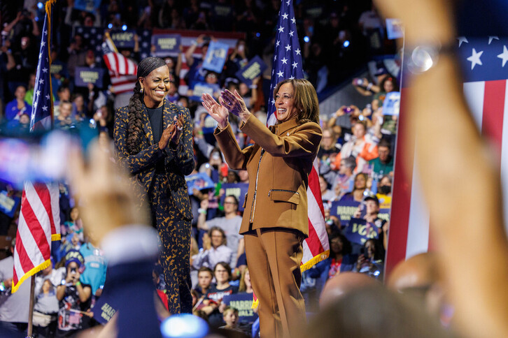 Michelle Obama eta Kamala Harris Michiganen egindako ekitaldian.