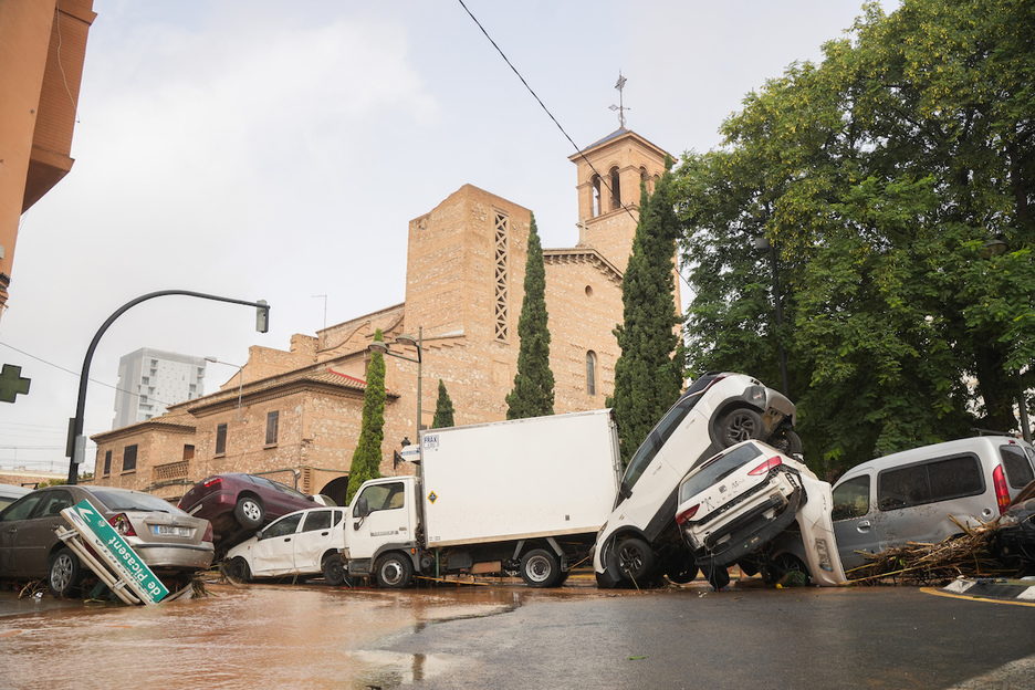 Varios vehículos siniestrados por la DANA en el barrio de la Torre de la capital valenciana. Varios vehículos siniestrados por la DANA en el barrio de la Torre de la capital valenciana.