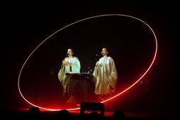 Tarta Relena osatzen duten  Marta Torrella  eta Helena Ros  zuzeneko emanaldi batean.