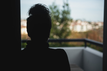 Les violences sexistes peuvent faire plonger dans l’isolement.