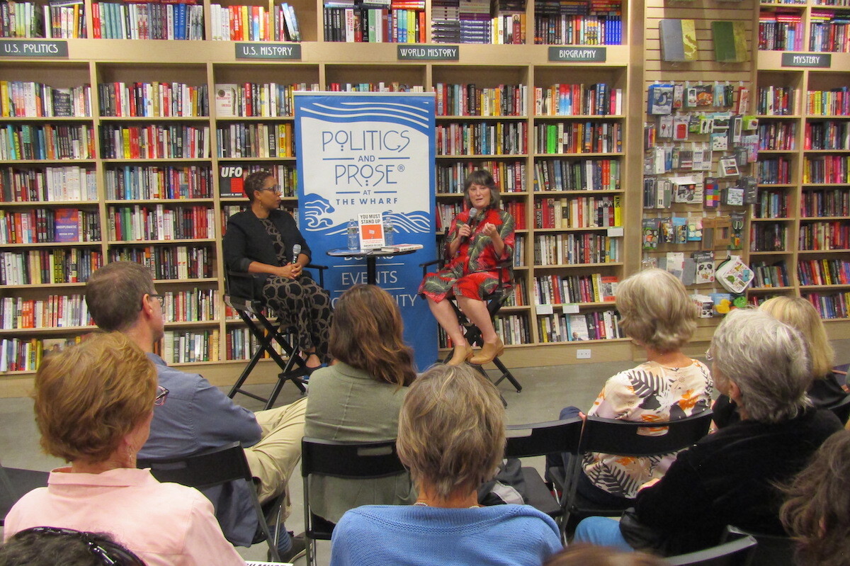 Amanda Becker “You Must Stand Up” (“Zutitu egin behar duzu”) liburuaren aurkezpen batean. (Urtzi URRUTIKOETXEA)