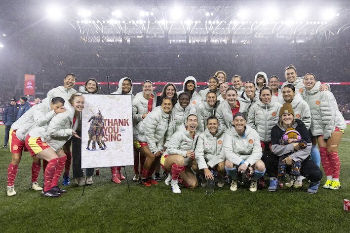 Cristine Sinclair rodeada de sus compañeras durante su despedida de Provicence Park. (Thorns FC)