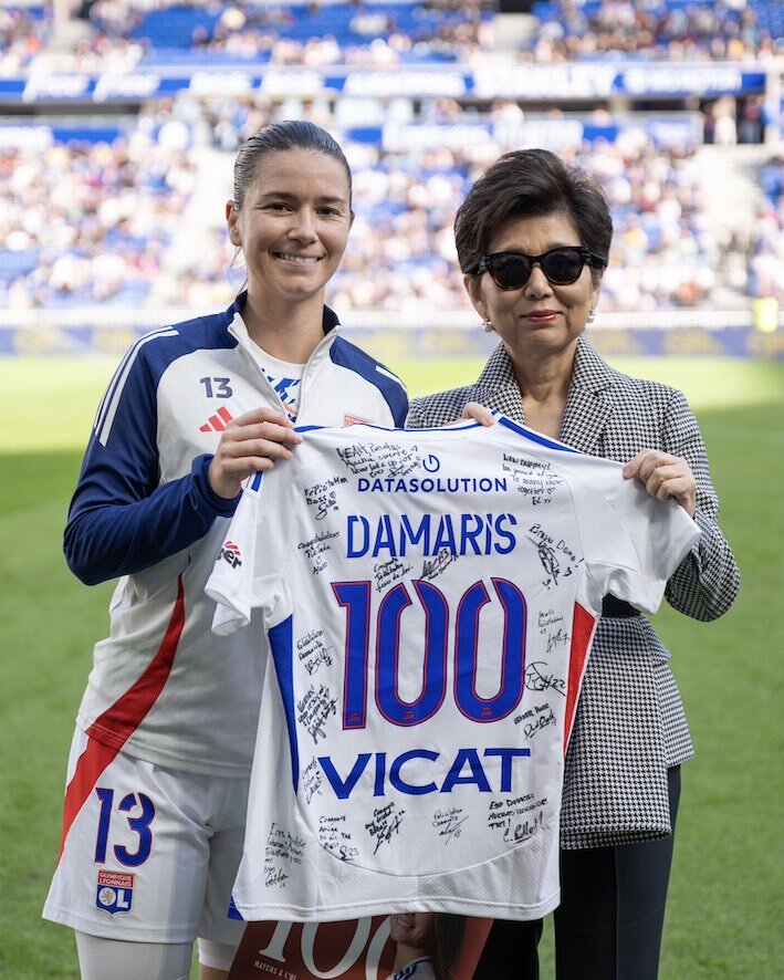 Damaris Egurrola junto a Michelle Kang, dueña del Olympique, en el Groupama Stadium celebrando el «centenario» de la vizcaina. (OL Feminin)