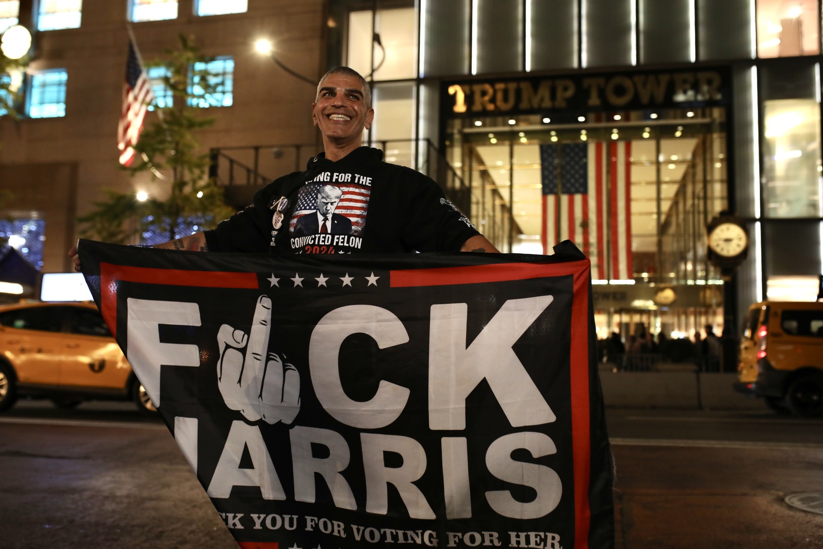 Un simpatizante de Trump, con un claro mensaje contra Harris.