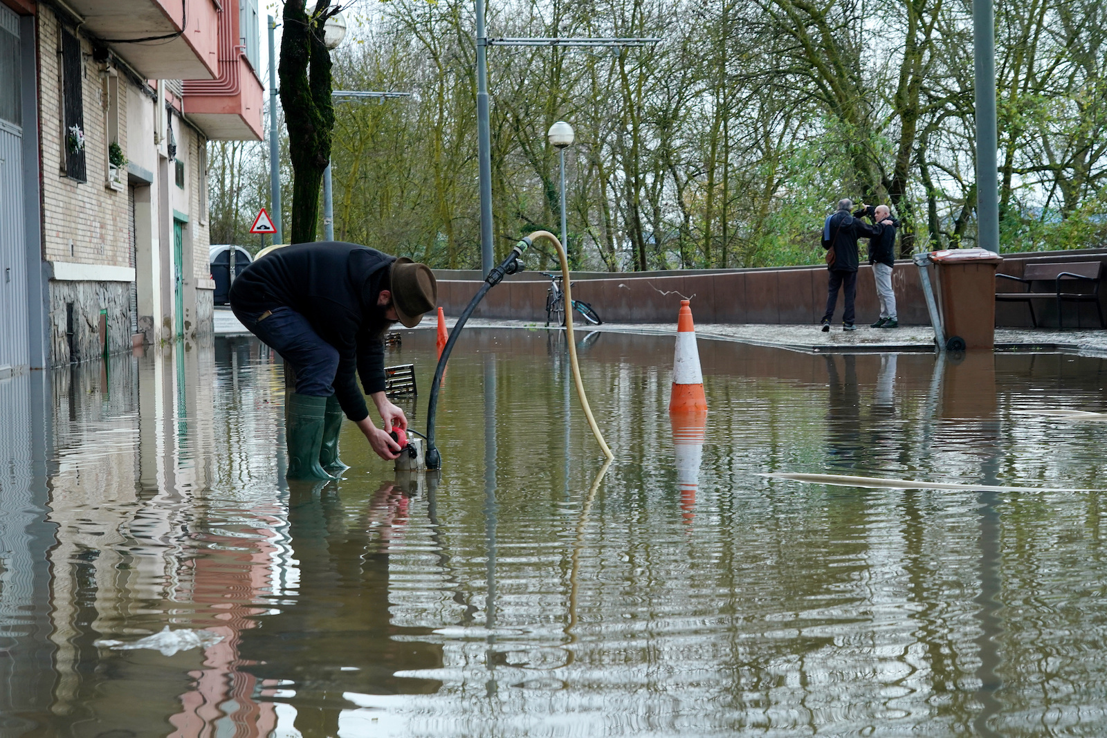 Labores de achique en las inundaciones de Gasteiz en diciembre de 2021. (Endika PORTILLO | FOKU)