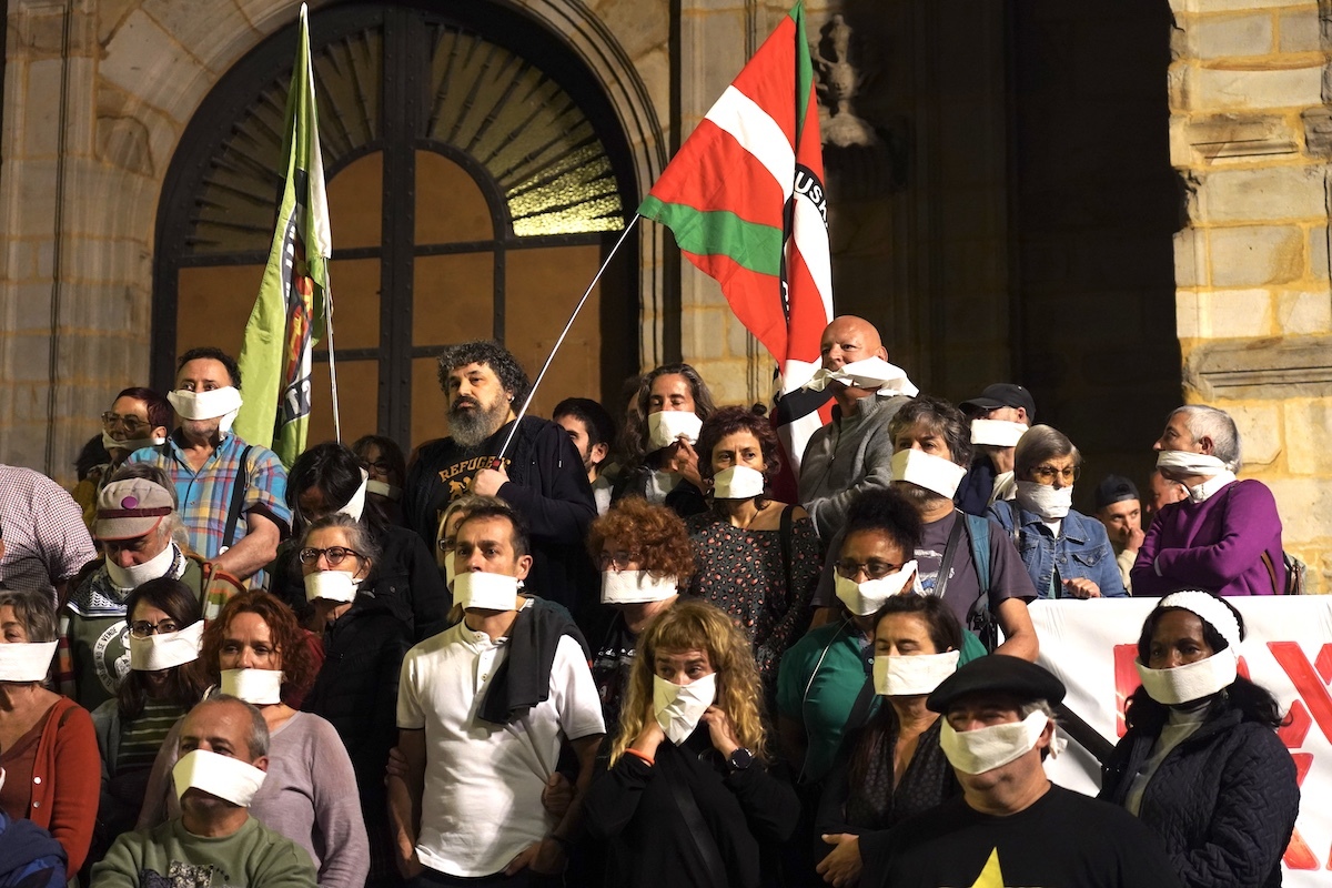 Los manifestantes se han tapado la boca con mordazas.