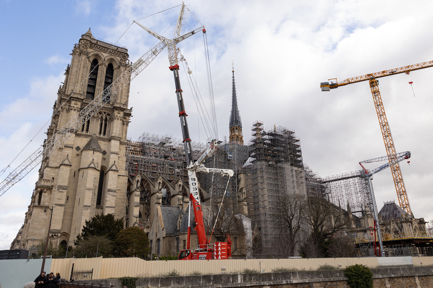 Vista de la Catedral de Notre Dame de París con su nueva aguja de madera parcialmente recubierta de plomo en proceso de reconstrucción con grúas y andamios en París. (EUROPA PRESS)