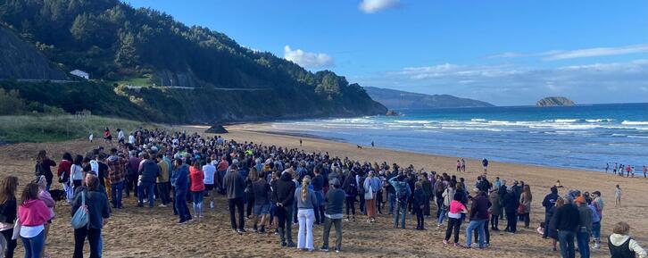 La concentración contras las obras de Costas se ha llevado a cabo en el propio arenal de Laga.