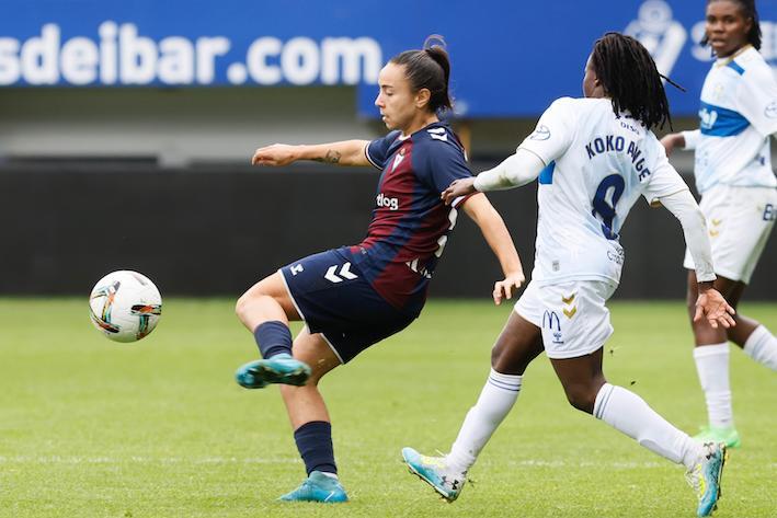 Espe Pizarro chuta ante Ange Koko. (SDEibar)