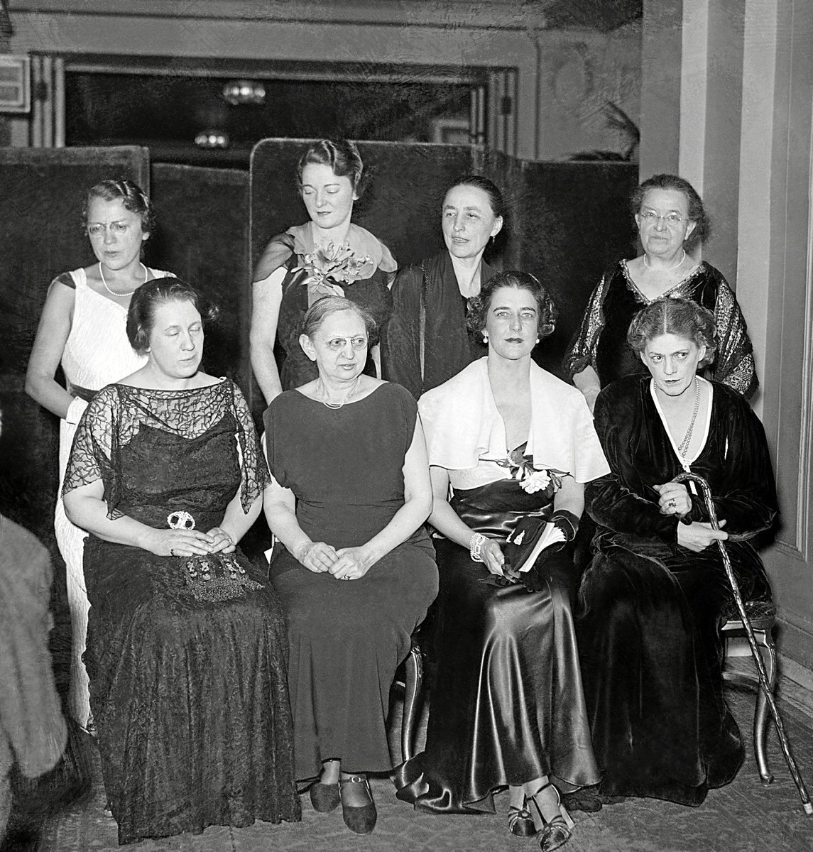 Cena honorífica a mujeres científicas en el Hotel Astor de Nueva York. De izquierda a derecha, en la parte superior: Elinore Morehouse Herrick, Rosalie Loew Whitney, Dorothy Draper y Ethel Barrymore; parte inferior: Judge Anna Moscowitz Kross, Irene Hayes, Georgia O'Keeffe y Florence R. Sabin. ( Bettmann - Contributor - Getty Images)