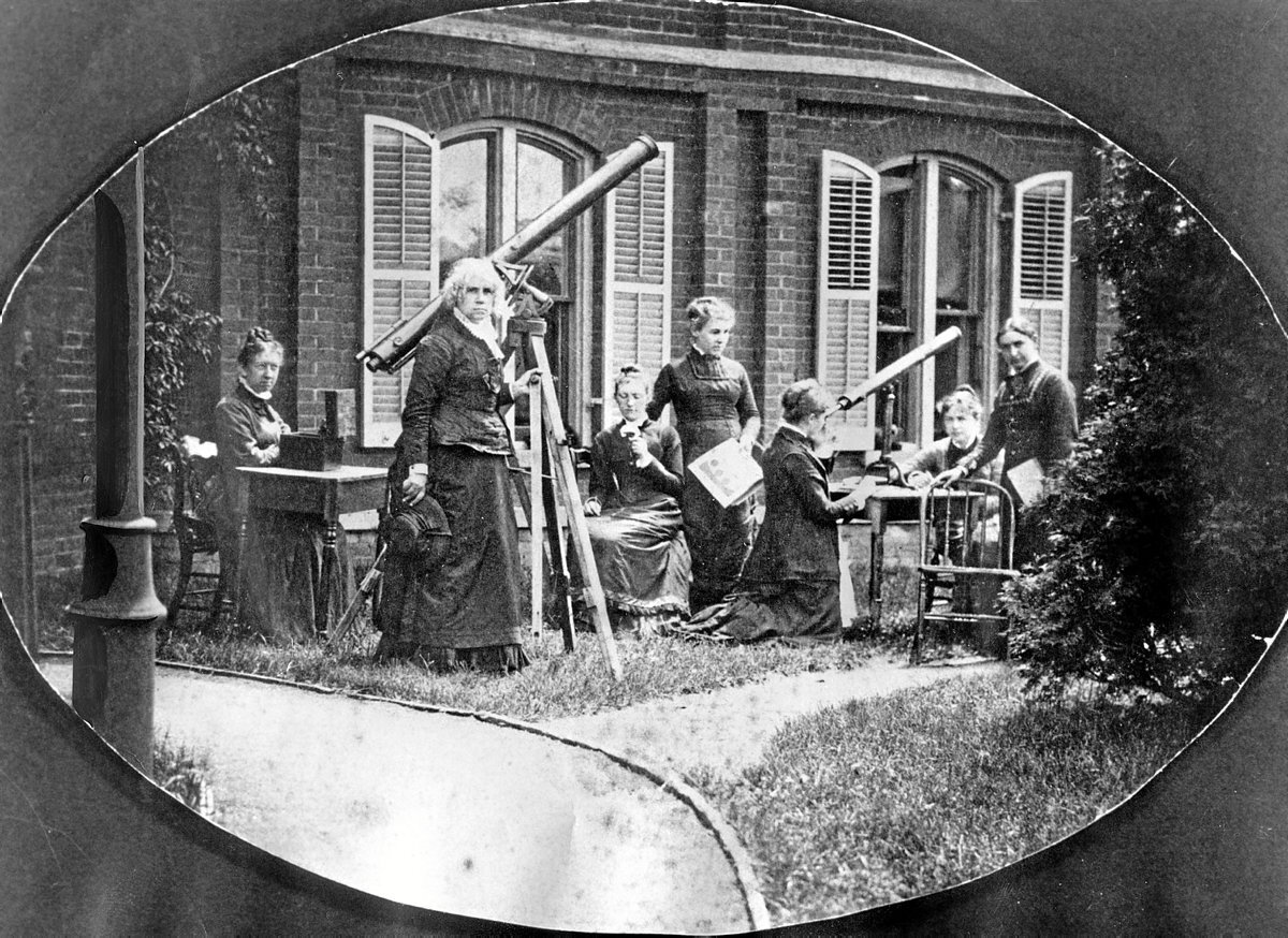 Maria Mitchell (la segunda de pie desde la izquierda), primera mujer profesora de astronomía en los Estados Unidos. (Interim Archives - Contributor - Getty Images)
