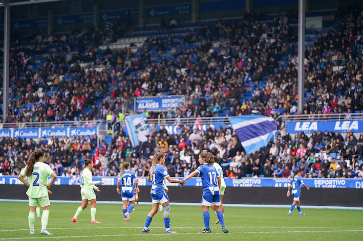 Más de 5.000 aficiondos disfrutaron con la victoria del Alavés en Mendizorrotza.