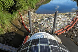 Vista aérea de Wanda, la máquina hidráulica que impide que los residuos lleguen al mar.