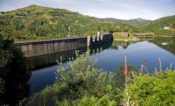 Au Pays Basque Sud, des barrages abritent des centrales hydroélectriques comme ici celle d'Añarbe (Gipuzkoa).