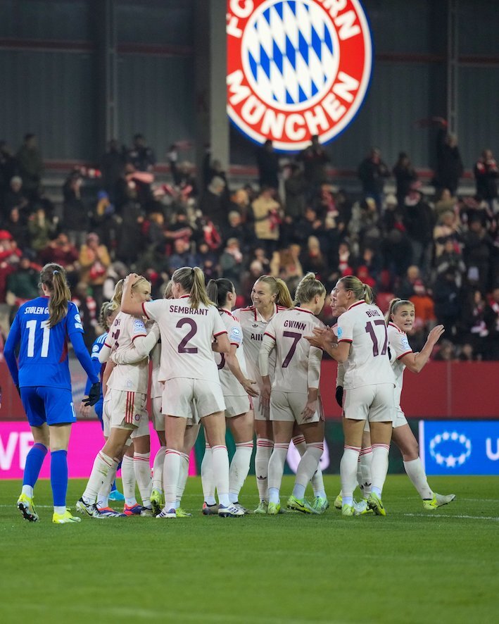 Harder, que ya lleva cinco goles en el torneo, es felicitada por sus compañeras (FC Bayern Frauen).