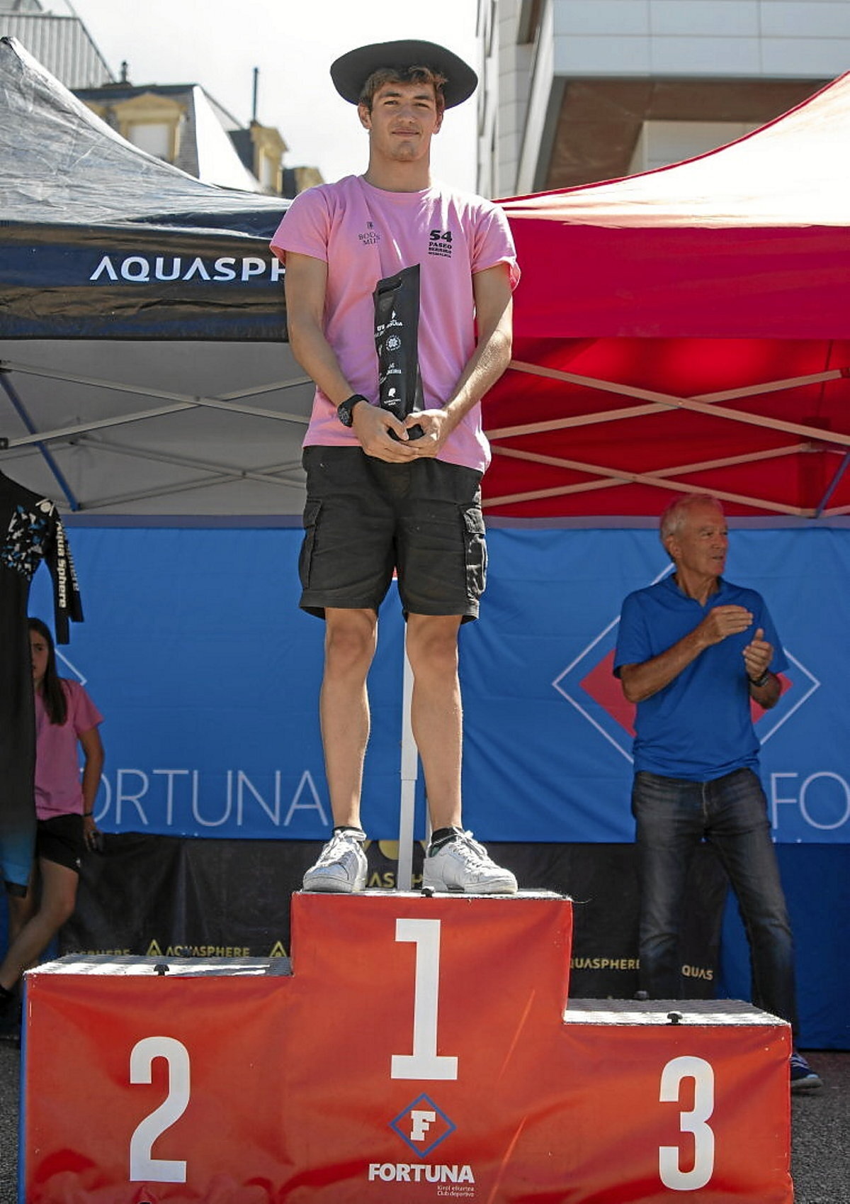 Enaitz Goñi, Irlako zeharkaldiaren sari banaketan. (FORTUNA)