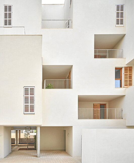 Fotografía exterior del bloque de 19 viviendas de protección pública.