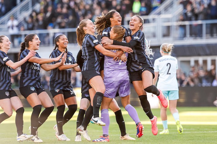 Kingsbury se abraza con sus compañeras tras detener tres penaltis. (Washington Spirit)