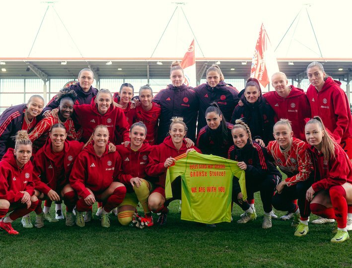 Las jugadoras del Bayern posan con una camiseta de apoyo a su compañera Mala Grohs. (FC Bayern Frauen)