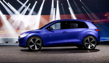 La presidenta Chivite charla con los parlamentarios de su partido, antes de la comparecencia. 