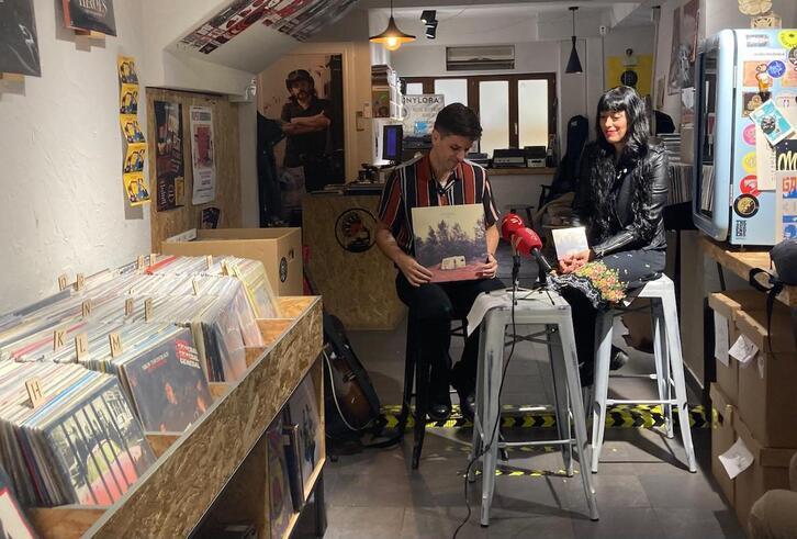 Jon Basaguren, ‘Orube’ eskuetan duela, eta Libe Kortazar, astearte honetako aurkezpenean.