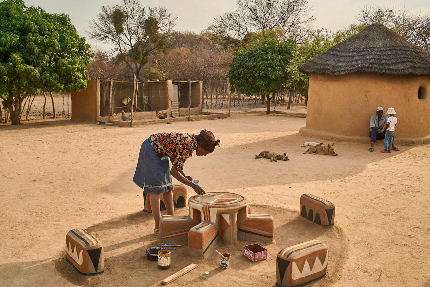 Peggy Masuku demuestra sus habilidades pictóricas mientras renueva una de sus pinturas en su granja en Matobo (Z. AUNTONY | AFP)