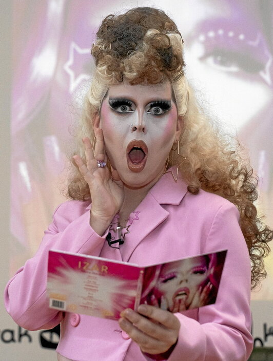 Albina Stardust, atzo, «Izar» diskoa eskuetan zuela, Iruñean.