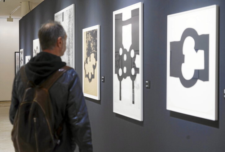 La muestra incluye 16 obras gráficas originales de Eduardo Chillida.