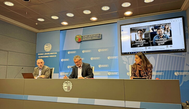 El polémico buzón se presentó en una rueda de prensa.