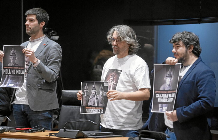 Los parlamentarios de Contigo-Zurekin acudieron al pleno con camisetas y carteles para mostrar su rechazo al acuerdo para Los Caídos.