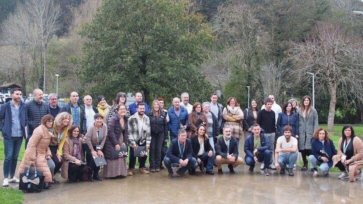 ‘eusGara’ komunitateak ostiralean egin zuen ekitaldiko talde argazkia, irudian. 