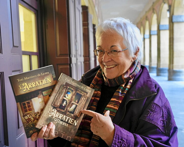 Toti Martinez de Lezea, liburu beraren bi bertsio aurkezten, atzo Donostian.