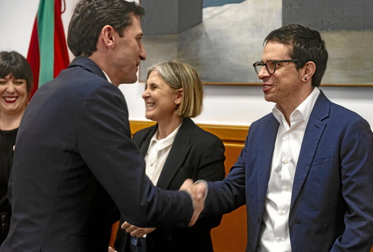 El consejero Nöel d'Anjou saluda a Pello Otxandiano en la reunión del pasado miércoles.