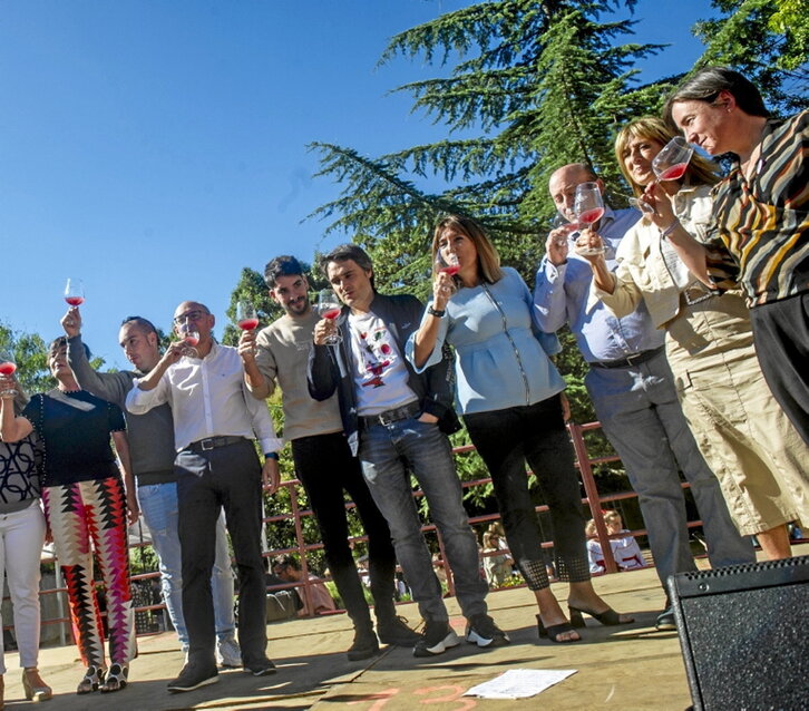 Barredo, cuarta por la derecha, en Moreda.