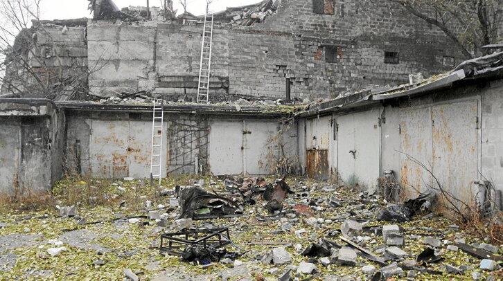 Un garaje alcanzado por un ataque ruso en Dnipro.