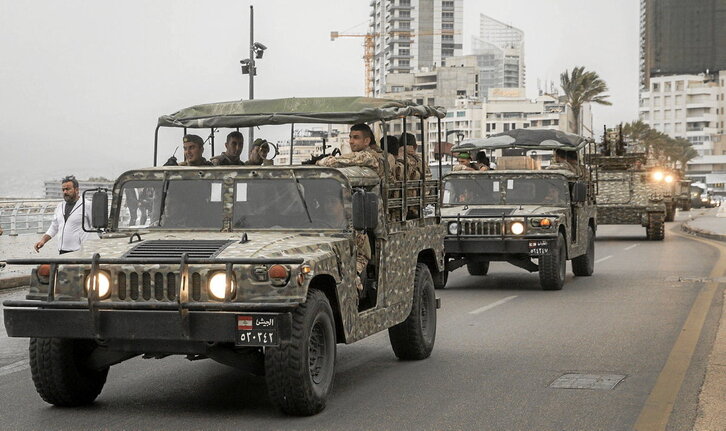 Soldados, en vehículos militares en Beirut.