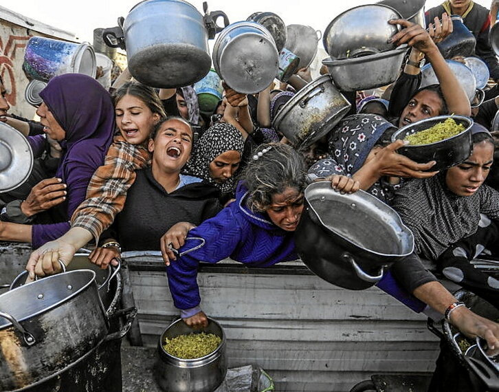 Reparto de comida en Rafah.