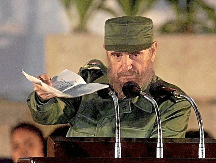 Fidel Castro, durante un homenaje al personal sanitario en La Habana, en 1999.